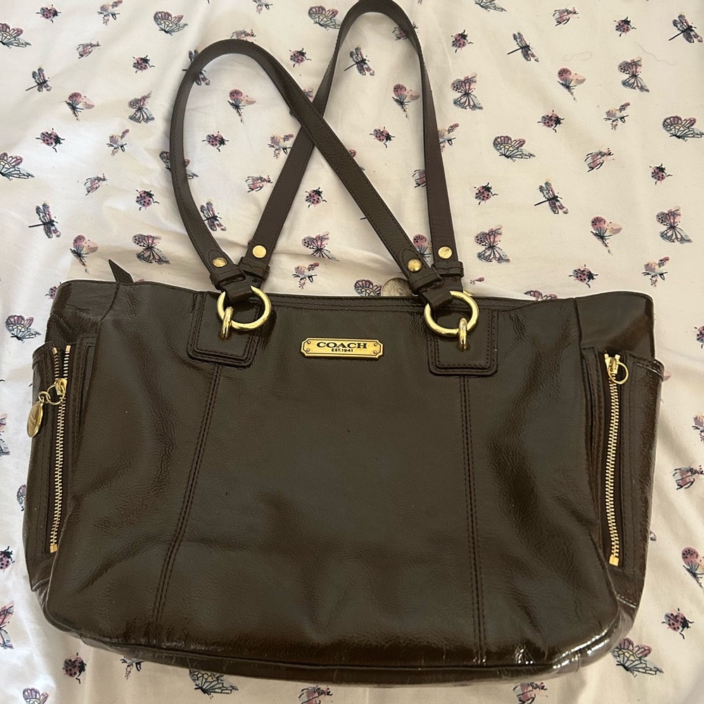 VINTAGE COACH
GALLERY ZIP PATENT
LEATHER